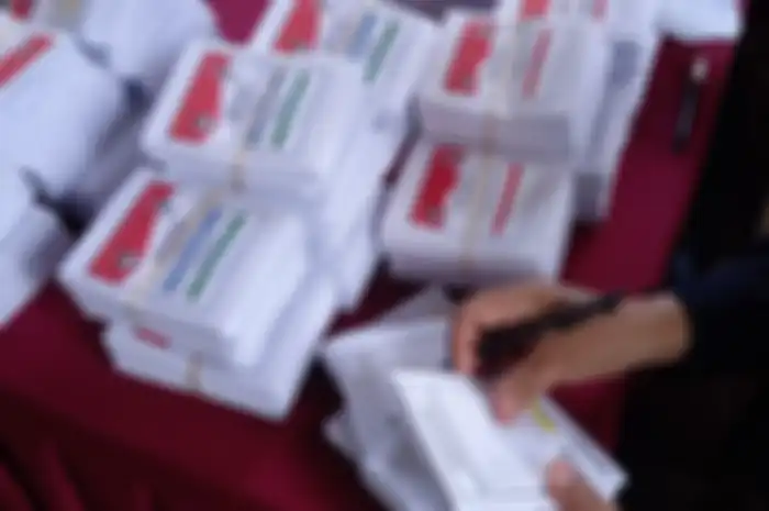 Contoh surat suara yang digunakan dalam simulasi pemungutan suara di Kantor KPU RI, Selasa (22/3/2022). Simak ulasan lengkap tentang warna kartu suara pemilu 2024, yang akan digunakan untuk memilih Presiden, DPD, DPR, dan DPRD.