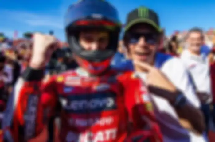 Francesco Bagnaia (kiri) dan Valentino Rossi (kanan).