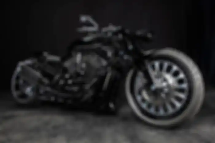 Hasil modifikasi motor Harley-Davidson Night Rod bertema salah satu superhero yang dilakukan lady biker.