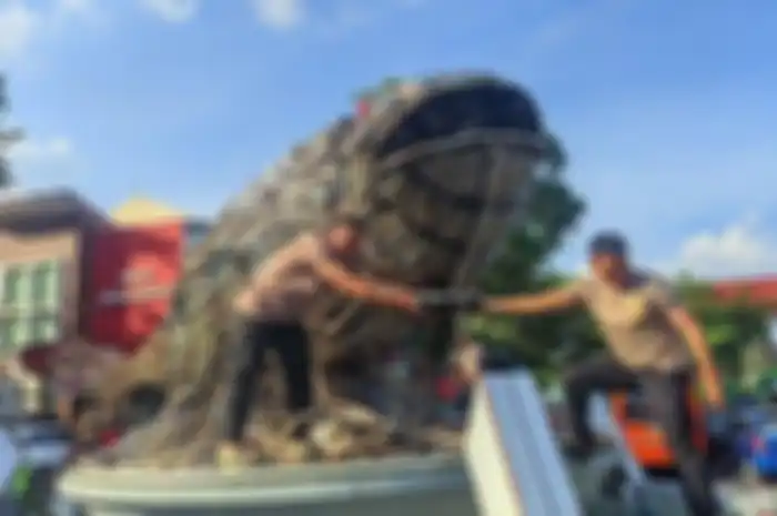 Ribuan knalpot brong siataan polisi disulap jadi Tugu Ikan Bandeng di Pati, Jawa Tengah.