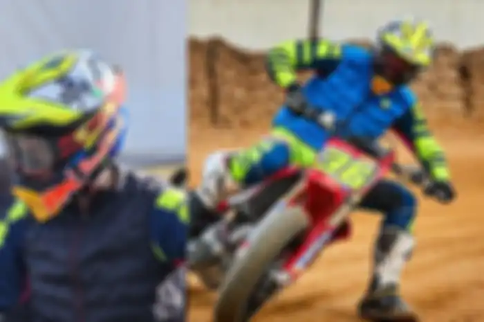Helm Joan Mir ada sponsor minuman energi dari Austria (kiri) dan helm Joan Mir (kanan) saat latihan flat track beberapa waktu lalu logo minuman energi dari Austria ditutupi lakban