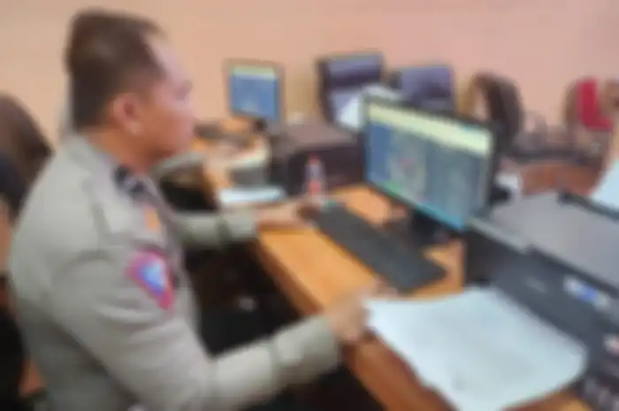 Ilustrasi polisi memberi penindakan tilang elektronik kepada pelanggar