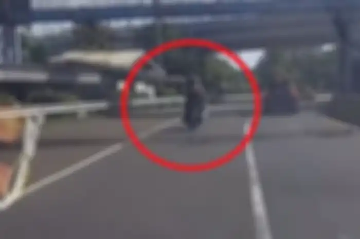 Dibuat nyasar Google Maps, pengendara motor Yamaha Aerox masuk jalan tol Jagorawi.