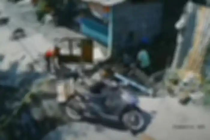 Aksi nekat terobos jembatan pengendara Yamaha Mio malah tercebur, eh motornya selamat