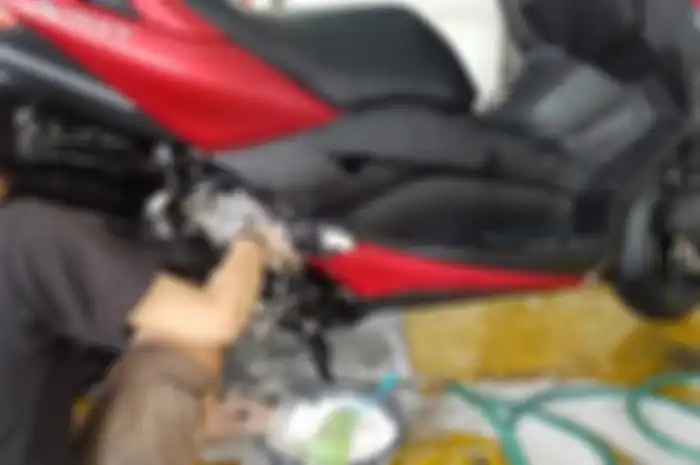 (Ilustrasi). Cuci motor sebaiknya dari bagian bawah dulu baru ke atas.