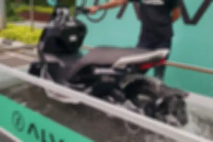 (ILUSTRASI) Penasaran naik motor listrik kena air hujan atau banjir bikin kesetrum atau tidak?