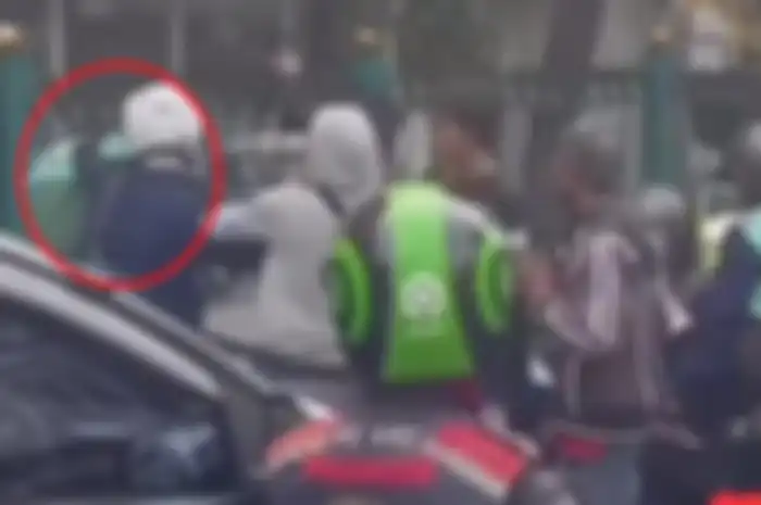 Tukang ojek pangkalan ngamuk pukul driver ojol karena merasa ditabrak, pemukulan terjadi di depan Stasiun Gondangdia, Menteng, Jakarta Pusat, pada Senin (15/1/2024) pagi.