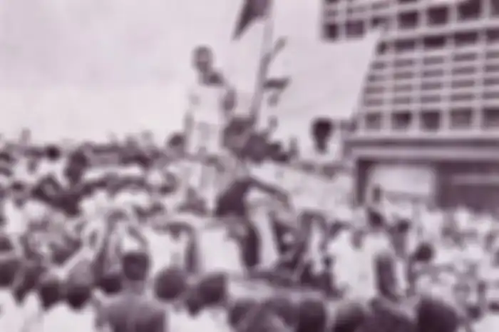 Unjuk rasa Tritura pada tahun 1966. Apa yang mendorong mahasiswa pada 1966 untuk meprotes pemerintah? Artikel ini akan sebutkan dua alasan mengapa mahasiswa saat 1966 bergerak memprotes pemerintah.