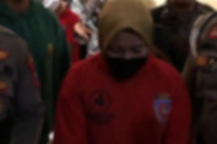 Fitria (23), tersangka pembunuhan saat berada di Mapolres Sampang, Madura, Selasa (16/1/2024). 