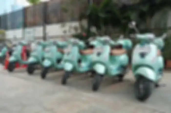 Ilustrasi parkir vespa di dekat pohon.