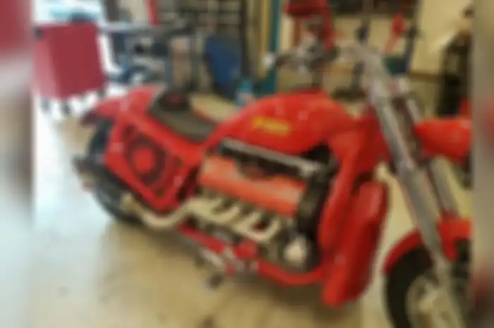 Gokil, modifikasi motor tempel mesin V8 Ferrari F355.