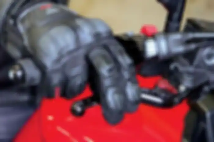 Ilustrasi menarik handle rem motor