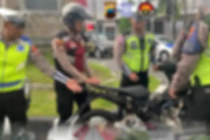 Ilustrasi penindakan motor dengan knalpot brong