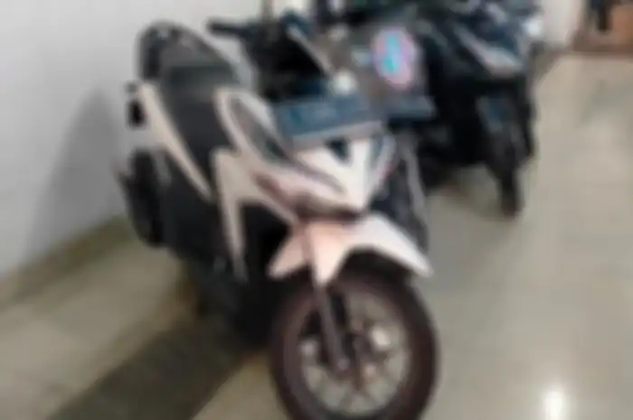 Foto ilustrasi Honda Vario 125. Cek biaya balik nama 2024 seandainya BBNKB II dihapus.