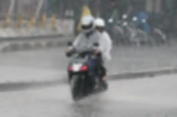 Ilustrasi pemotor menerjang hujan deras atau badai yang berisiko tinggi. 