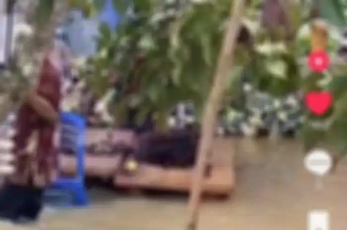 pengantar makanan tetap menjalankan tugasnya meski harus menerjang banjir