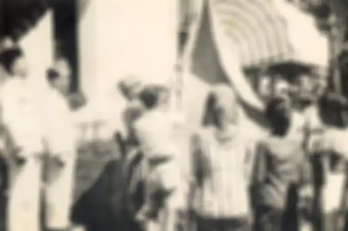 Penaikan bendera pusaka sesudah dibatjakan teks proklamasi, 17 Agustus 1945. Jelajahi peristiwa sejarah yang terjadi sebelum akhirnya bangsa Indonesia memproklamasikan kemerdekaannya pada 17 Agustus 1945.