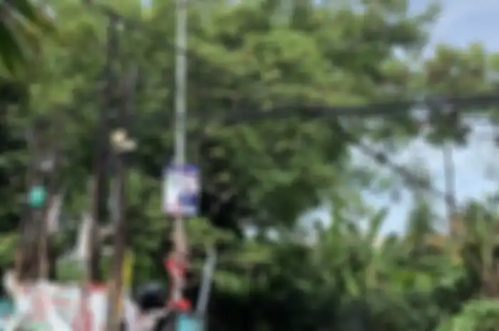 Kabel menjuntai melilit leher pengendara motor di Bekasi.