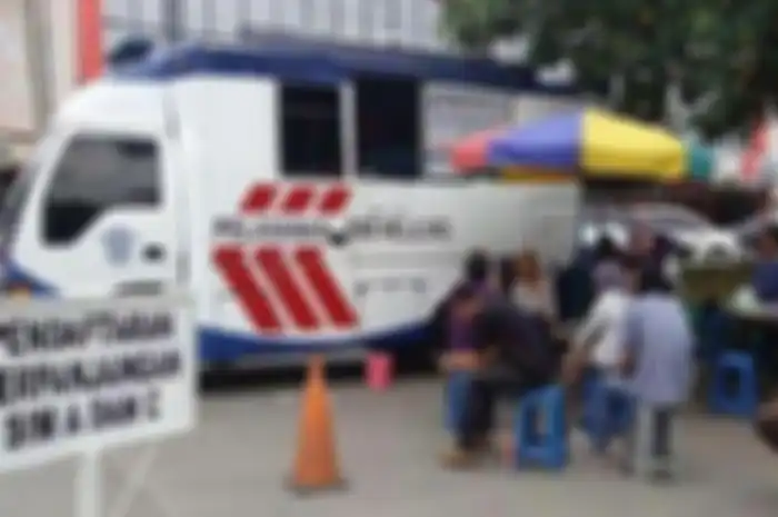 Mobil layanan perpanjang SIM keliling.