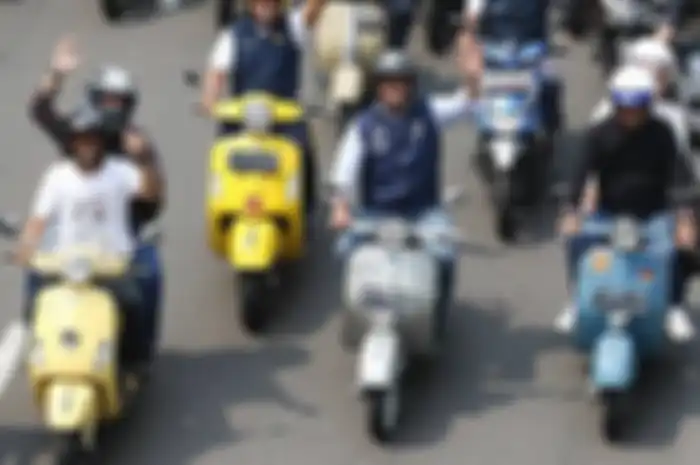 Anies Baswedan riding pakai motor antik Vespa Sprint 150 tahun 1968.