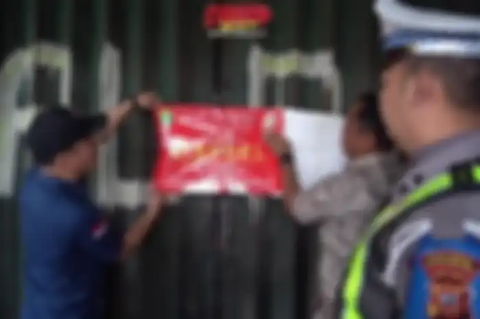 Sebuah toko knalpot brong di Karawang, Jawa Barat langsung disegel polisi.