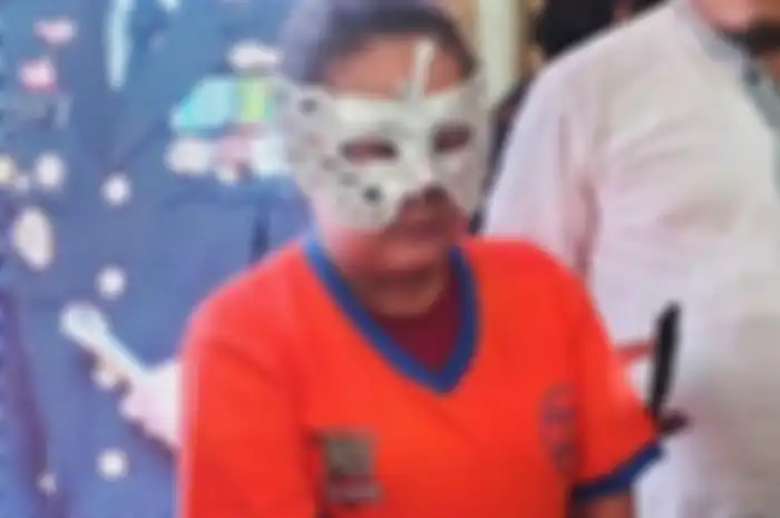 Ibu di Surabaya berinisial ACA (26) yang diamankan polisi karena melakukan penyiksaan terhadap anaknya yang masih di bawah umur.