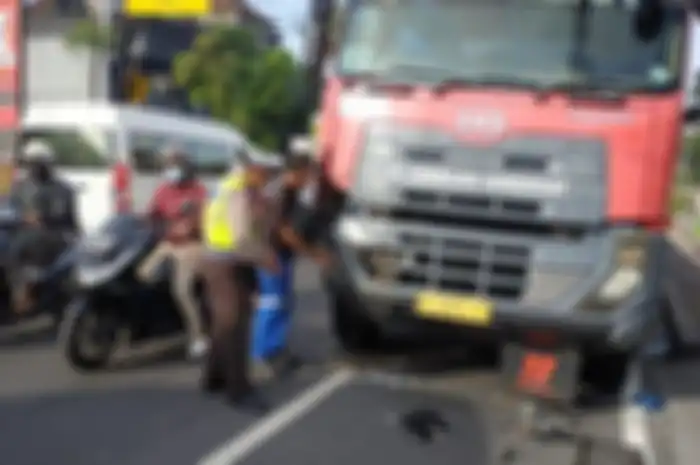 Kondisi truk Pertamina setelah ditabrak pengendara motor Honda Vario di Bali. 