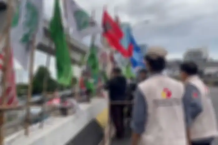 Bawaslu melakukan penindakan kepada bendera partai yang dipasang tidak pada tempat yang seharusnya, seperti di fly over. 