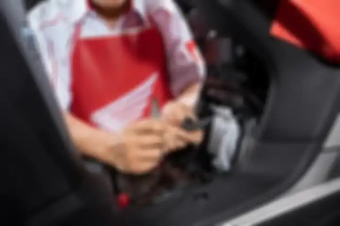 Ilustrasi ganti busi motor Honda di AHASS