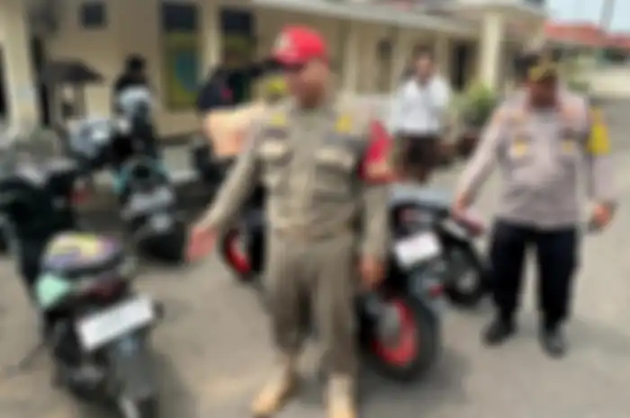 Polisi Karawang menindak pengguna dan penjual knalpot brong