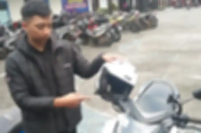 Pemotor yang tertimpa bendera partai kala melintas di jalan Magelang-Yogyakarta tuntut ganti rugi ke pihak partai politik. 