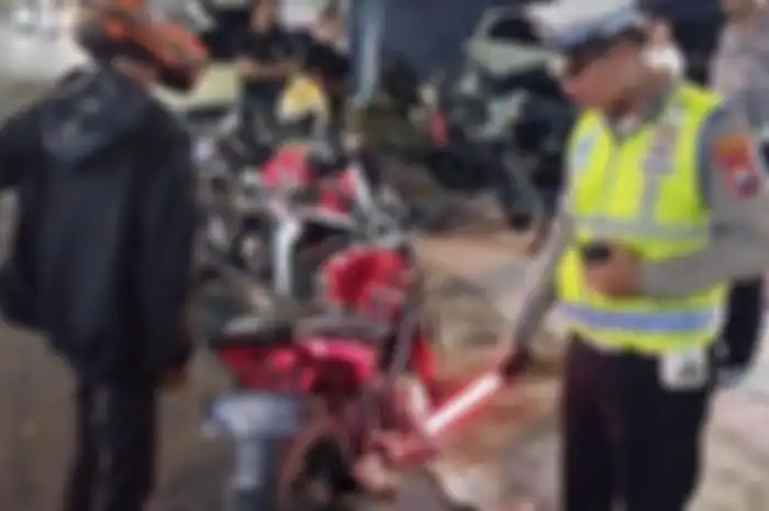Polisi tilang motor knalpot brong di Banyuwangi, Jawa Timur, Sabtu (27/1/2024).
