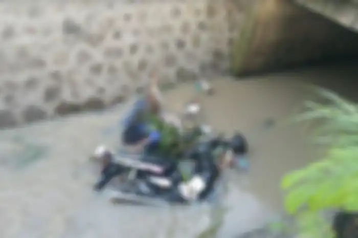 Honda Astrea terjun ke sungai di Ponorogo, kakek usia 52 tahun tewas