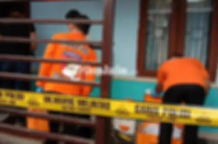 Tim INAFIS Polres Malang saat mendatangi rumah TKP istri tewas dipaksa minum racun oleh suaminya, Kamis (25/1/2024) siang. 