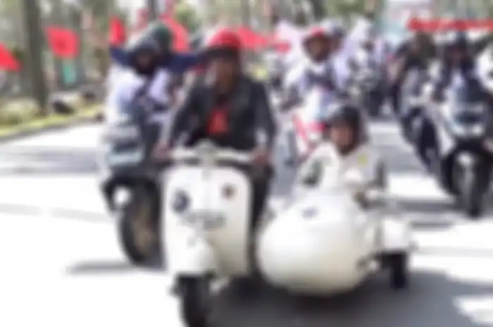 Mahfud MD keliling kota Pekanbaru, Riau naik modifikasi motor Vespa klasik, Senin (29/1/2024).