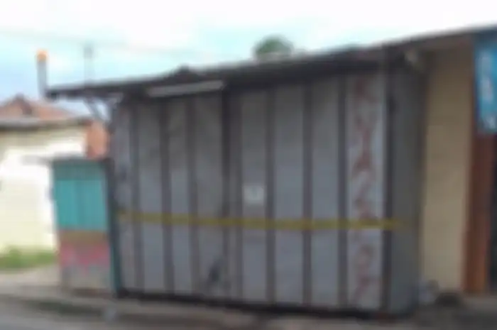 Tempat pembuatan dan bengkel knalpot milik Idul Fitri yang disegel polisi di Karawang