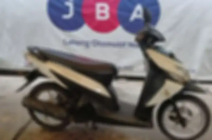 Tampak samping kanan motor murah Honda Vario 110 yang dilelang Rp 3 juta di Jakarta.