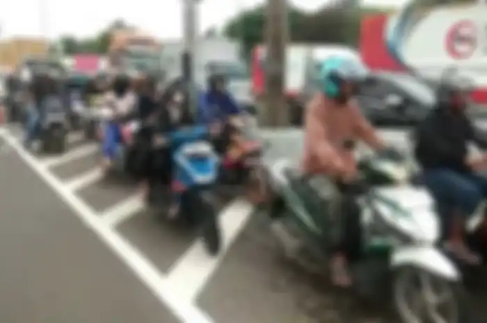 Polisi mengizinkan motor masuk tol di Off ramp Rorotan, Jakarta Utara, Rabu (31/1/2024).