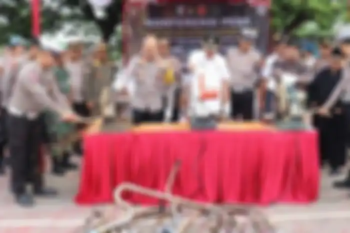 Polres Pringsewu gerinda ratusan knalpot brong hasil sitaan.