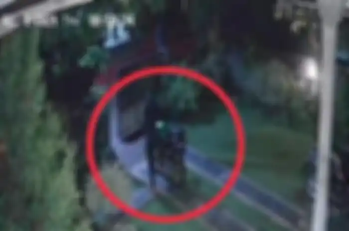 Aksi maling motor 2-tak Ninja R di Bali terekam CCTV.
