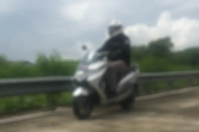 Riding Suzuki Burgman Street 125 EX.