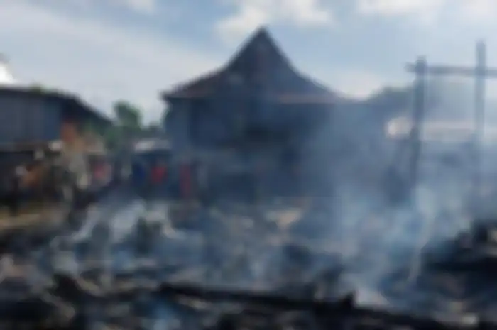 Rumah beserta motor terbakar di Kampung Berua, Kecamatan Tamalatea, Kabupaten Jeneponto, Sulawesi pada Rabu (31/1/2024).