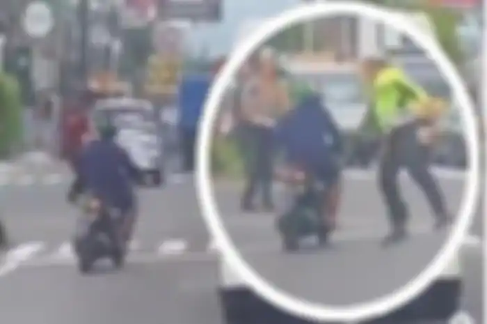 Motor terobos iring-iringan Presiden Jokowi nyaris kena tempeleng Polisi