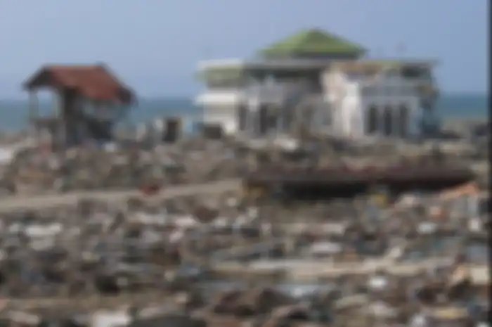 Sebuah masjid yang masih berdiri di tengah reruntuhan di Banda Aceh, pasca tsunami 2004. Artikel ini tentang bagaimana terjadinya tsunami, semoga dengan ini kita bisa menyadari kedatangannya sehingga kita bisa selamat dari amukannya (Wikipedia Commons)