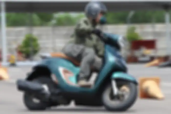 Honda Stylo 160 enak diajak bermanuver oleh tester Reyhan Firdaus