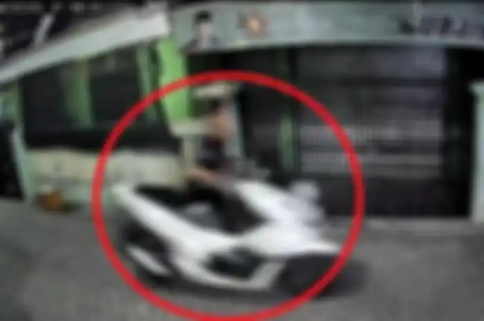 Aksi maling motor dorong Honda PCX perkara tak bisa bobol keyless.