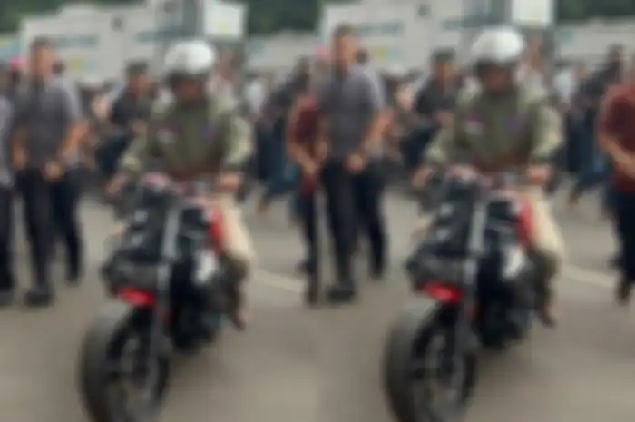 Gaya capres Ganjar Pranowo di atas Kawasaki ER-6n yang sudah dimodifikasi saat kampanye di GBK Jakarta.