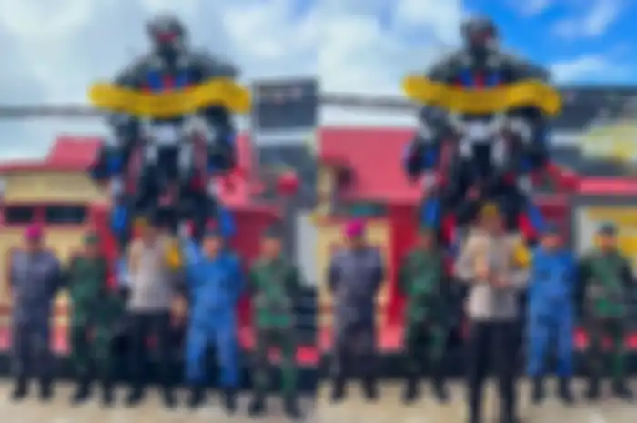 Dari banyak knalpot racing yang disita, Polres Tarakan sanggup bikin knalpot brong yang terkumpul jadi robot Transformer.