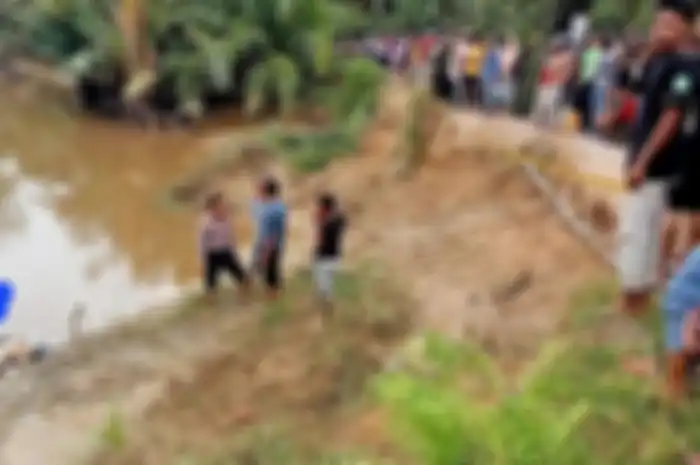 Mayat yang ditemukan nelayan di lokasi Dusun Hijrah, Desa Bayeun, DAS Krueng Bayeun