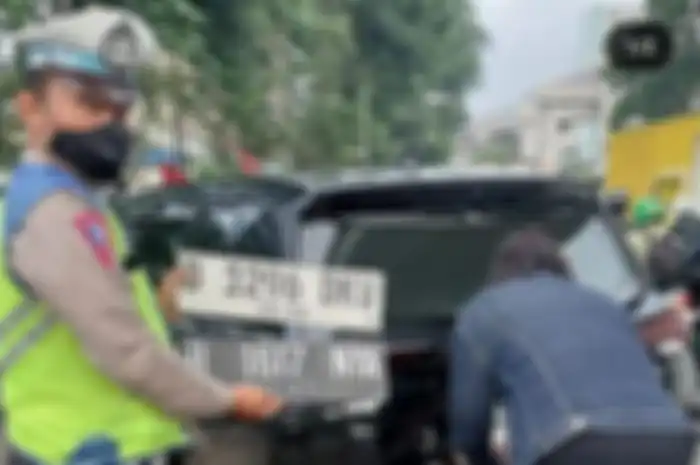 Pengunaan pelat nomor palsu latar belakang polisi akan pasang RFID